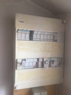 Tableau électrique ancien à rénover dans le Centre Morbihan