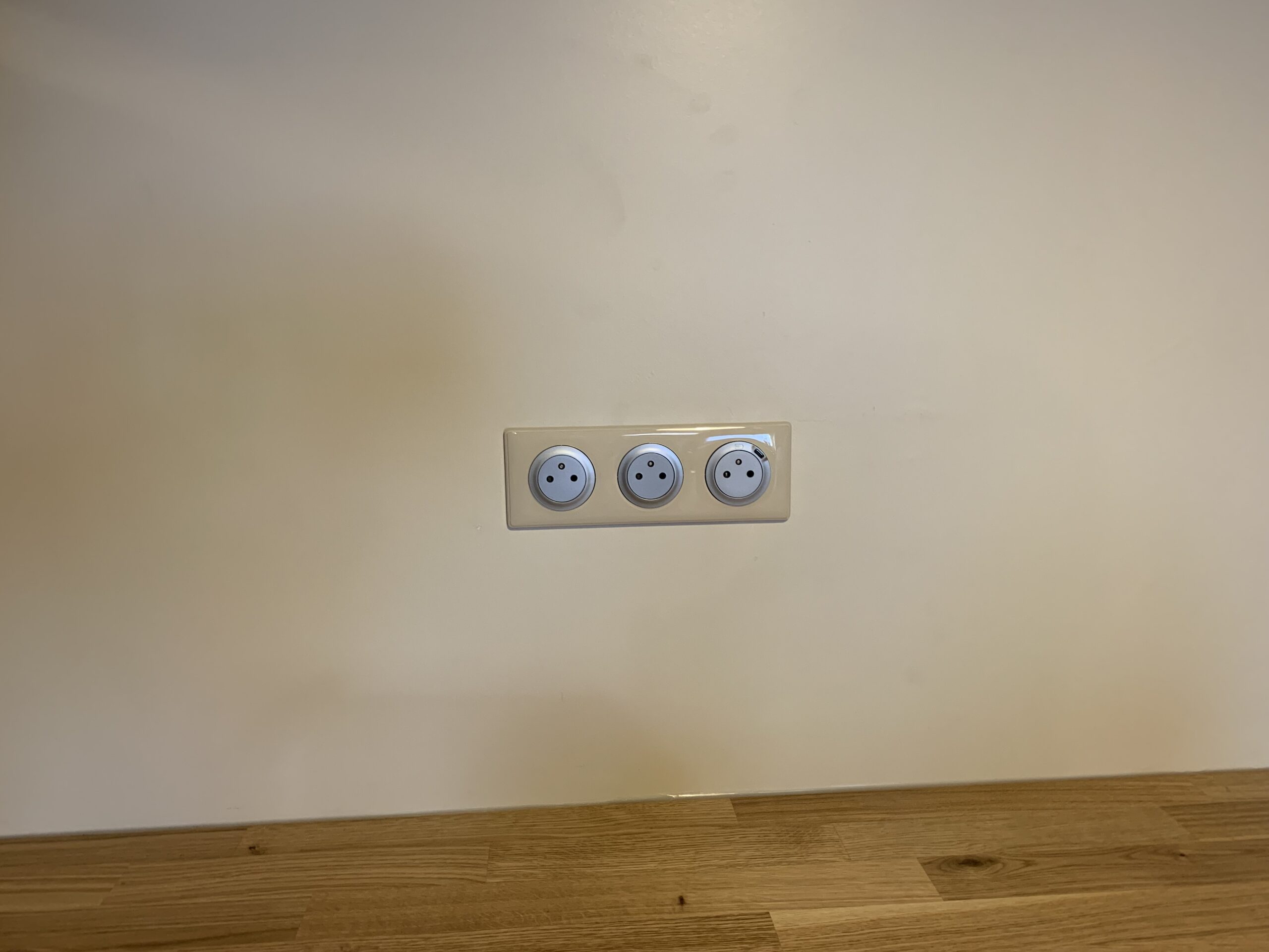 APPAREILLAGES PRISE TRIPLE USBC OHMS SERVICES