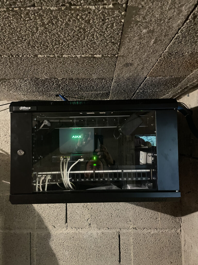 Baie de brassage alarme Ajax sécurité Locminé