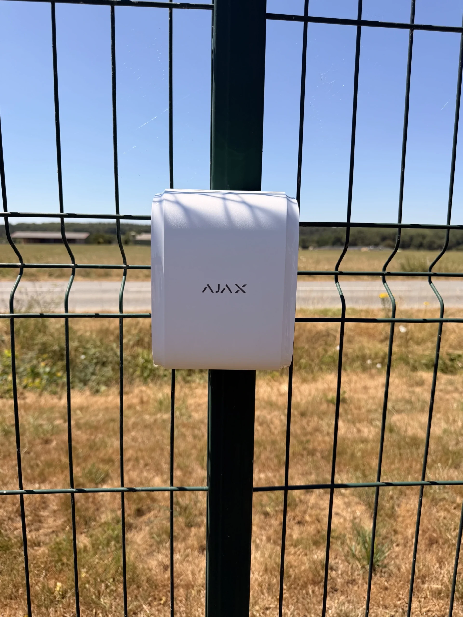 Équipement Ajax installé pour la sécurisation extérieure d'un site en Centre Morbihan